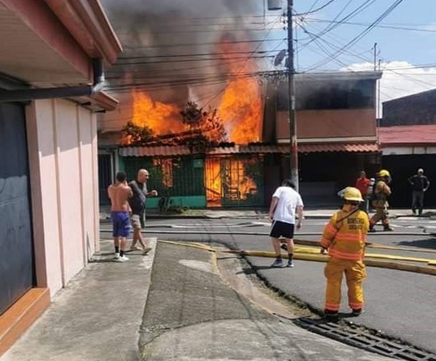 Incendio consume por completo casa en Alajuela. Foto cortesía.