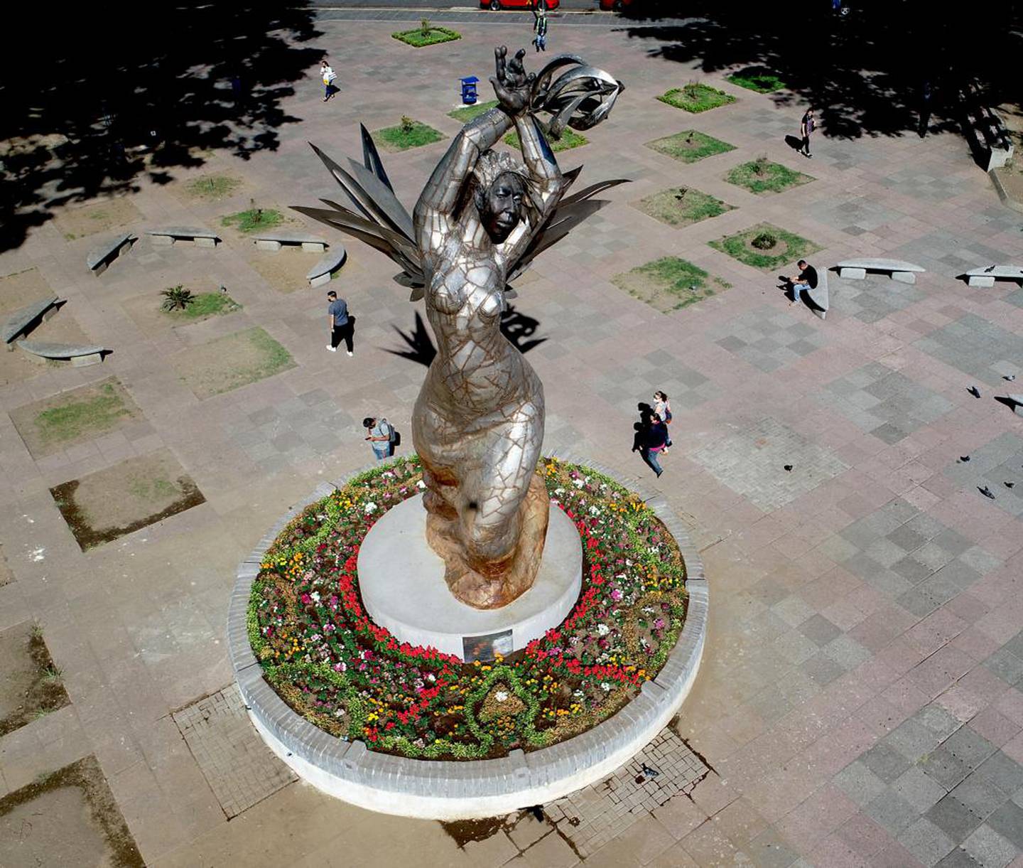 El monumento al Bicentenario de nuestra Independencia que se llama “Costa Rica Victoriosa” y que se puso en la Plaza Mayor de Cartago se quedó sin la fuente original que lo adornaba y en su lugar ahora tiene un jardín de flores