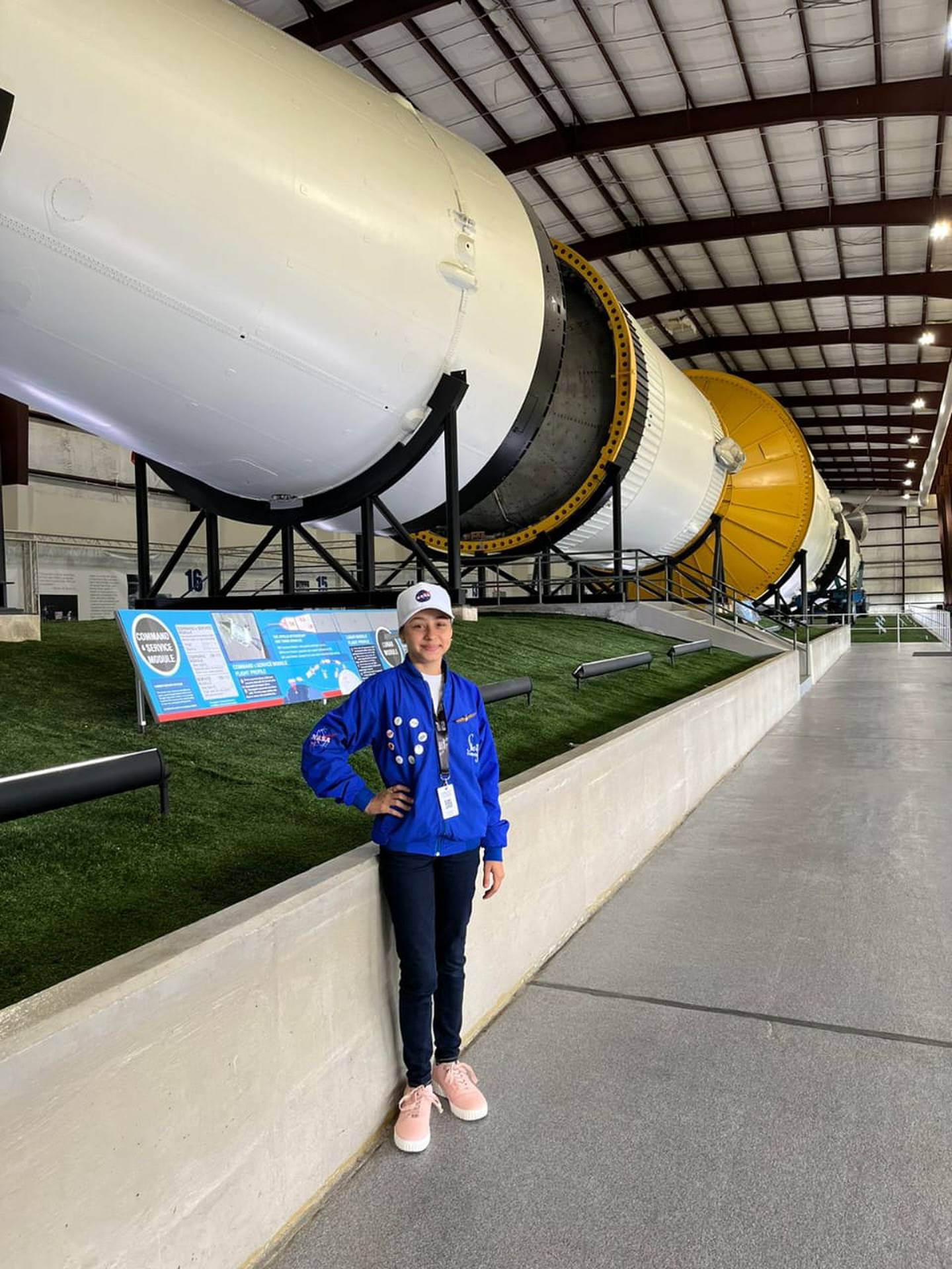 Emily Vega Badilla tiene 13 años, es vecina de Grecia y tras ir al campamento en la NASA “Ella es Astronauta Costa Rica 2022”, en Estados Unidos, nos confirma que su amor por la ciencia, el universo, la robótica y la ingeniería, es lo suyo.