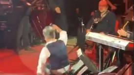 (Video) ¡Mareaditico! Alejandro Fernández terminó en el suelo en su último concierto