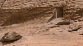 Robot en Marte capta una “puerta” misteriosa