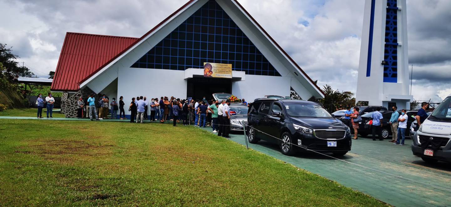 Funeral de funcionarios del hospital de San Vito fallecidas en vuelvo de ambulancia. Foto cortesía San Vito Televisión.
