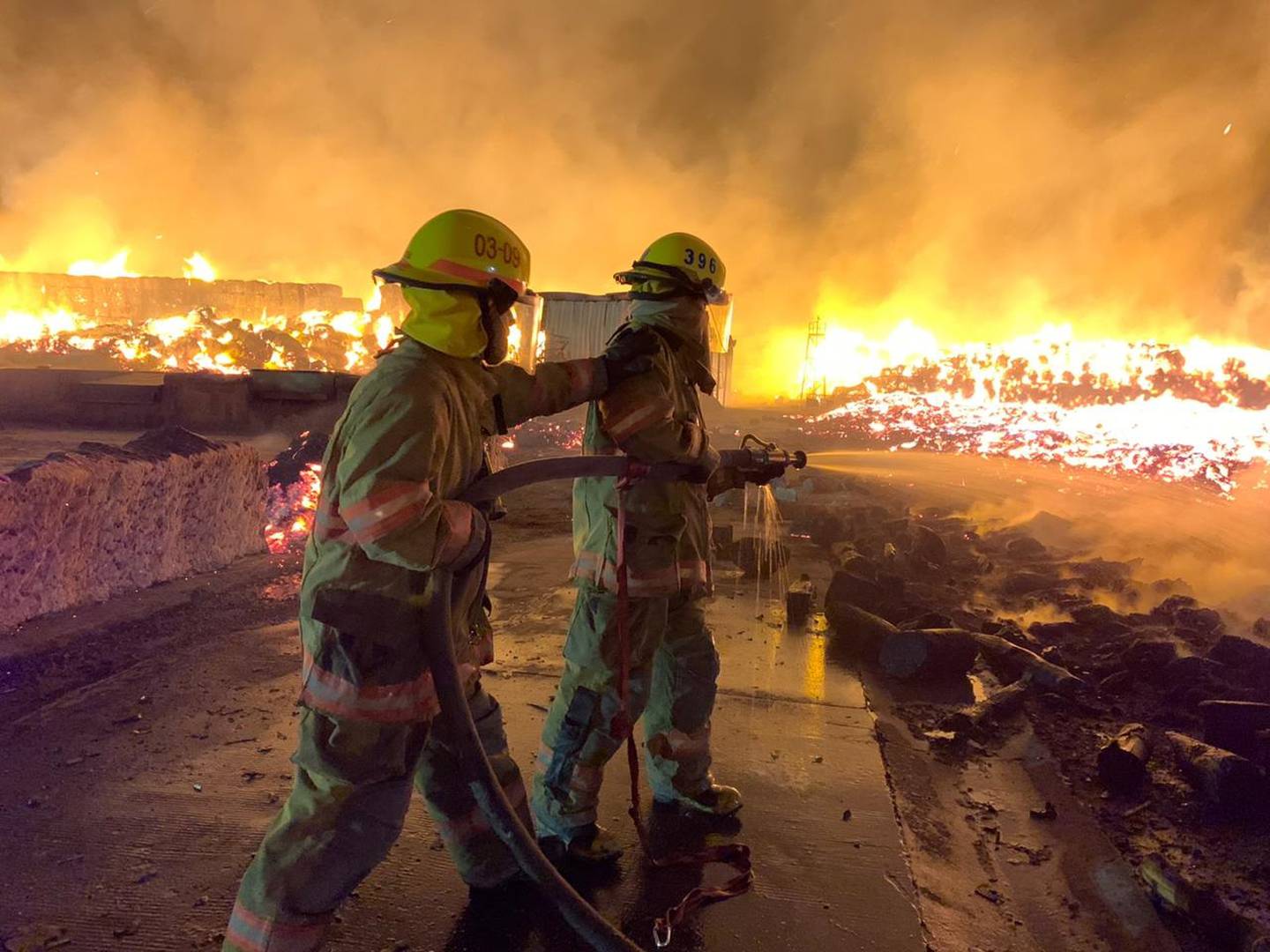 Incendio en bodega de Empaques Santa Ana, en el Coyol de Alajuela. Foto Bomberos.
