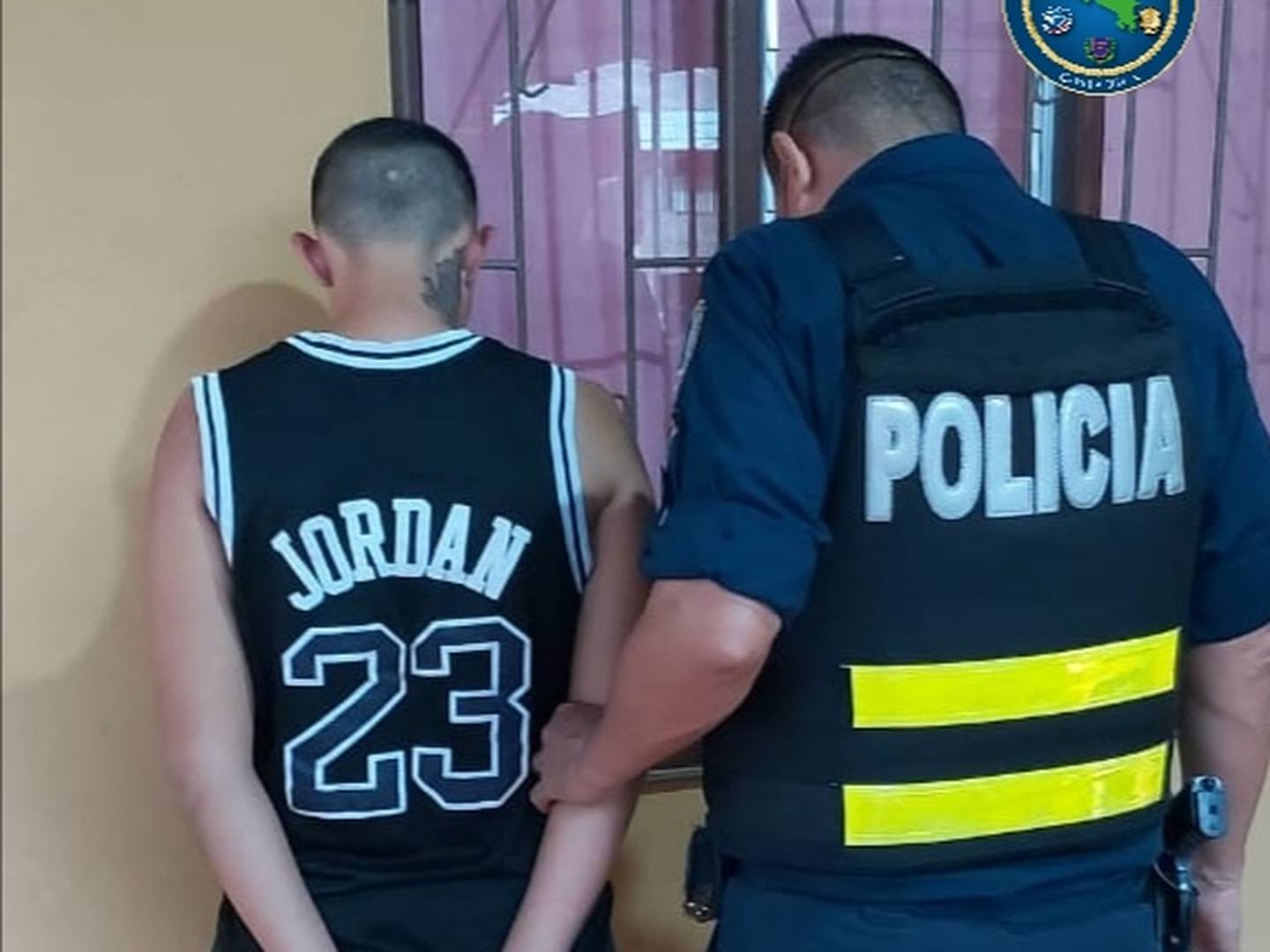 Detienen a tres sujetos sospechosos de asaltar supermercado en Miramar de Puntarenas. Foto MSP.