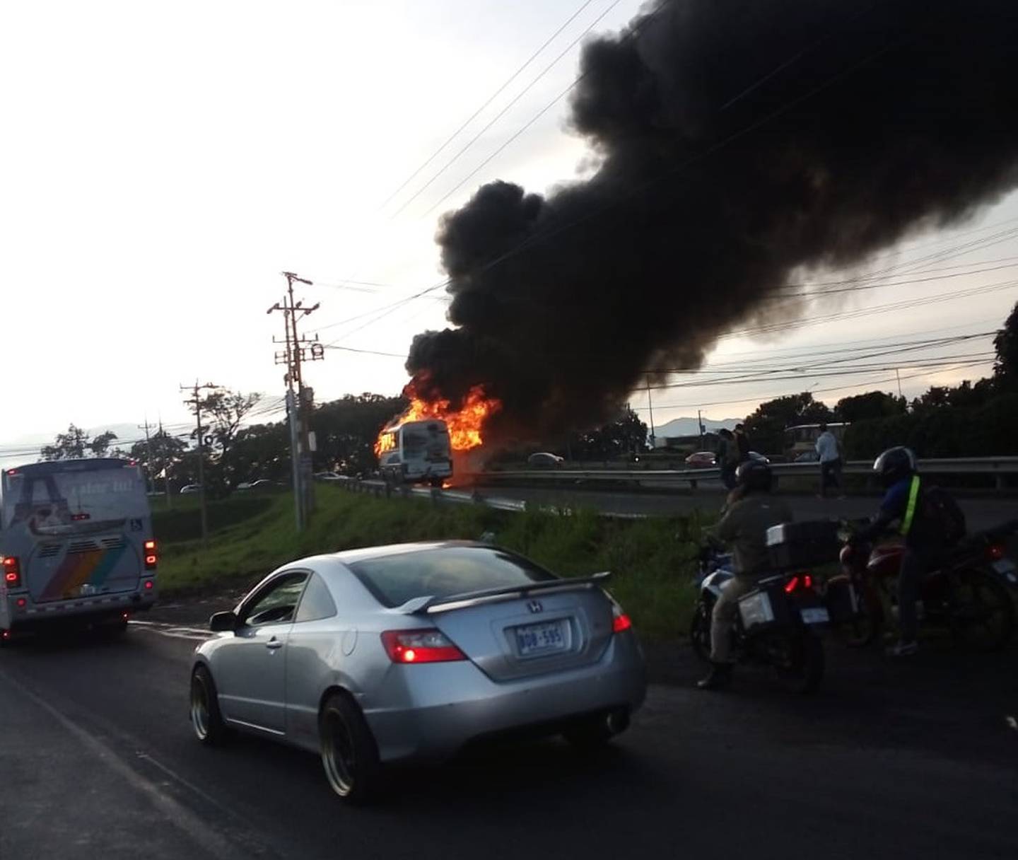 Bus se incendia por completo en El Coyol de Alajuela. Foto cortesía.