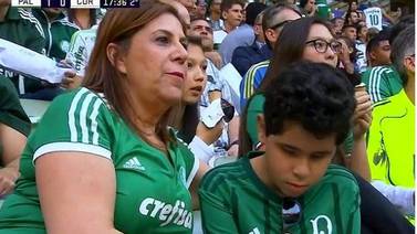 Una madre brasileña narra los partidos de fútbol en el estadio para su hijo ciego