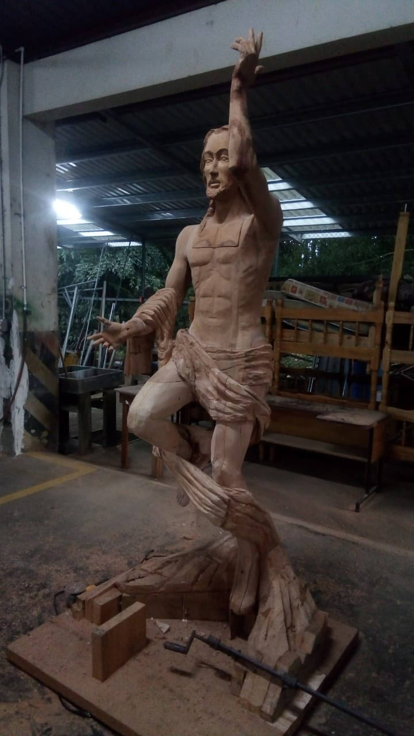 Álvaro Alvarado Espinoza, vecino de Katira de Guatuso en San Carlos hizo una escultura de Cristo en tiempos de coronavirus