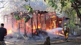 Cocina de leña origina incendio que destruye casa en Guanacaste