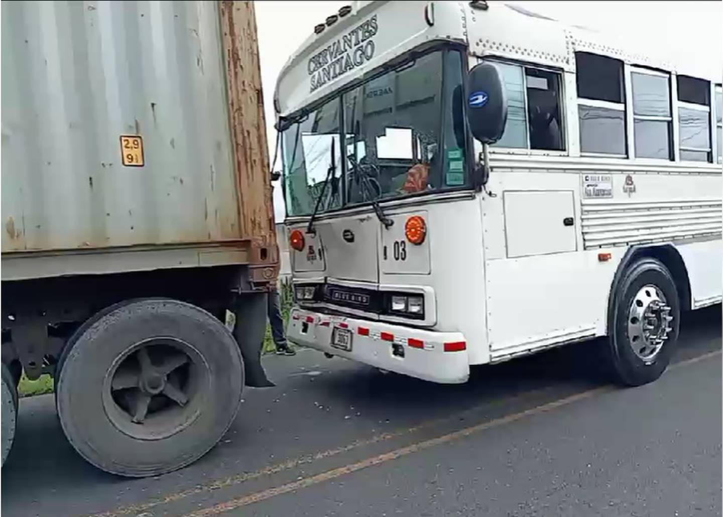 Choque camión y bus en Cartago.