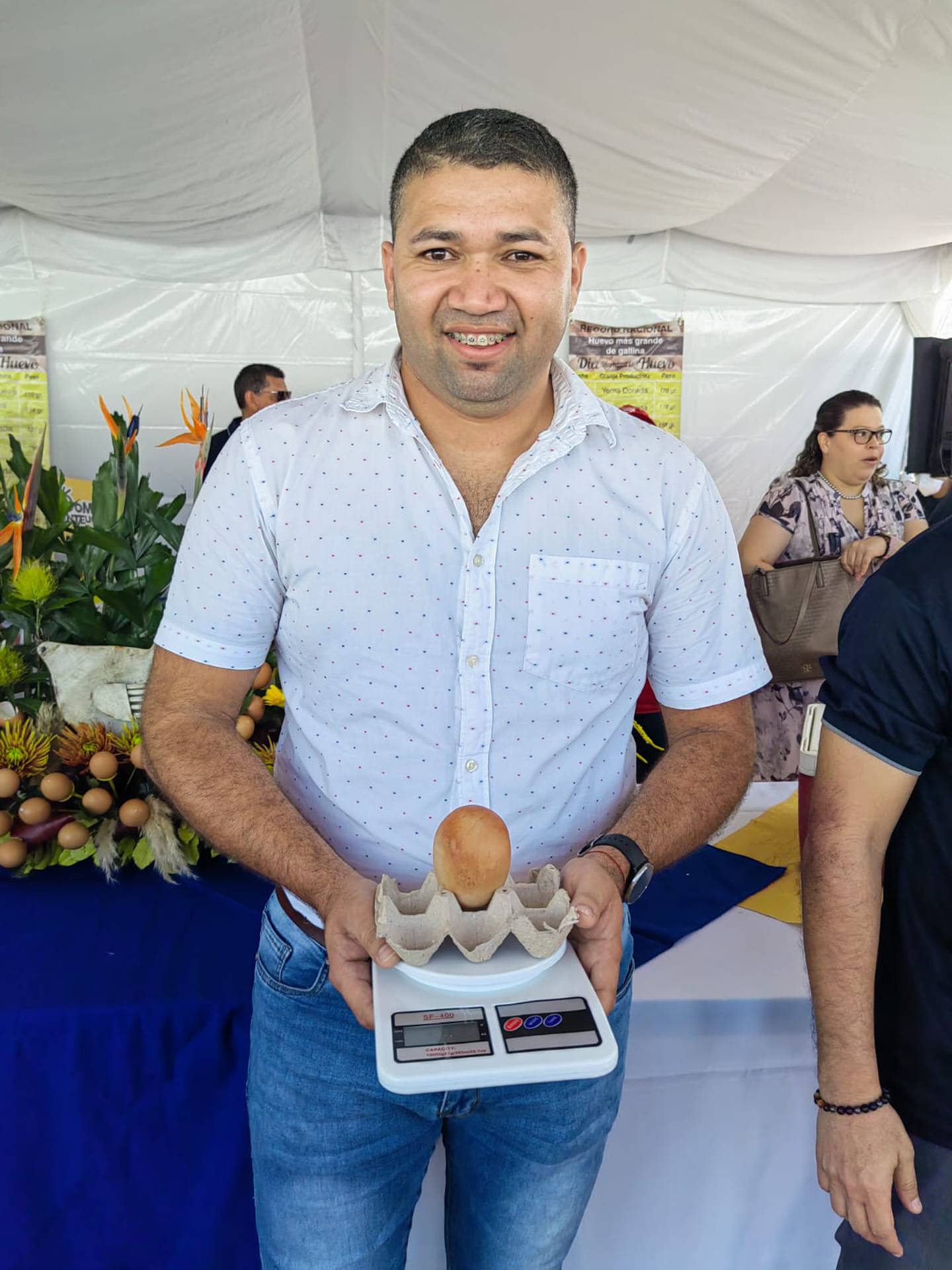 La Cámara Costarricense de Avicultores celebró el 14 de octubre del 2022 el Día Mundial del Huevo en el parque Juan Santamaría de Alajuela. En la foto don Andrés Prendas muestra el huevo más grande del país, el cual pesó 190 gramos.