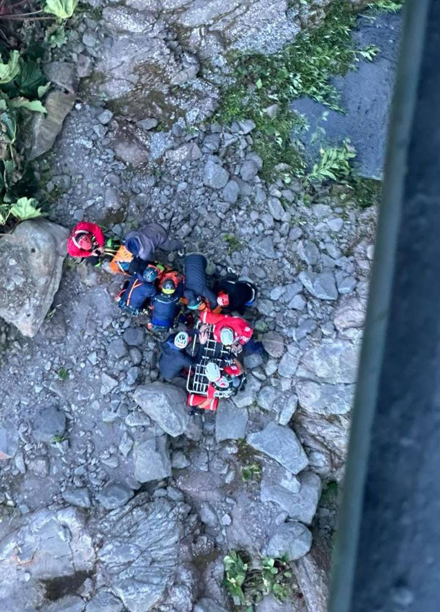 Rescate de la española de 39 años que sufrió fuertes golpes al caer en un cañón del río La Palma en el Volcán Turrialba.