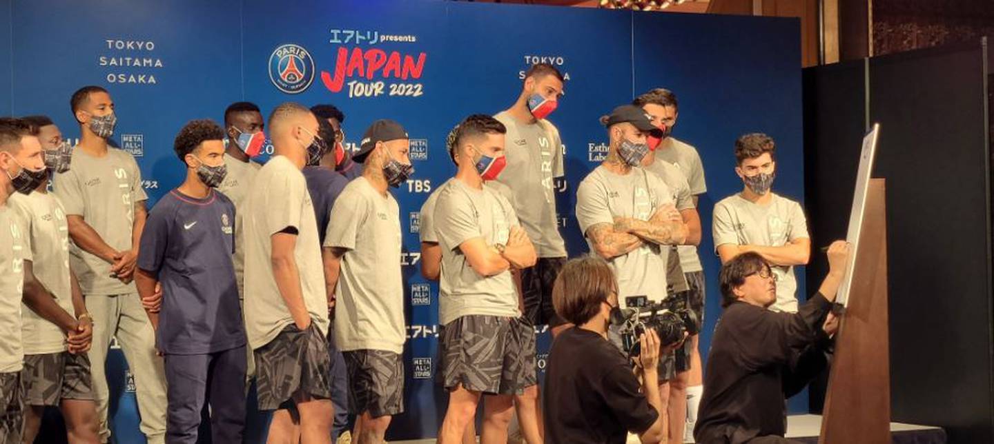 Los jugadores del PSG recibieron la visita de Yoichi Takahashi, creador de la serie Supercampeones. Twitter.