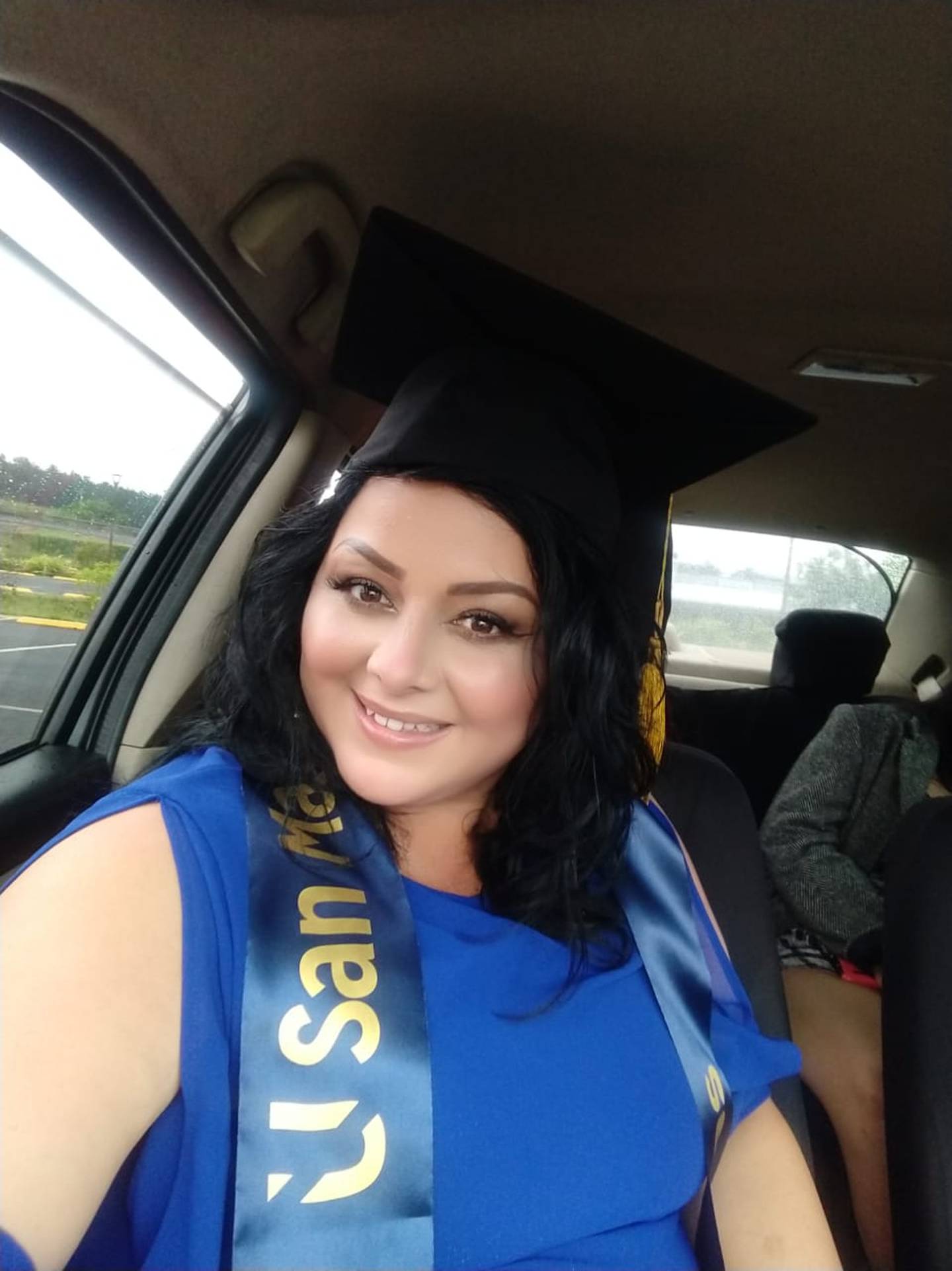 Karla Rojas Sibaja, vecina de Hatillo centro, quien el pasado lunes 2 de noviembre se graduó de licenciada en educación en la universidad San Marcos que realizó la primera “auto-graduación” de la historia del país.