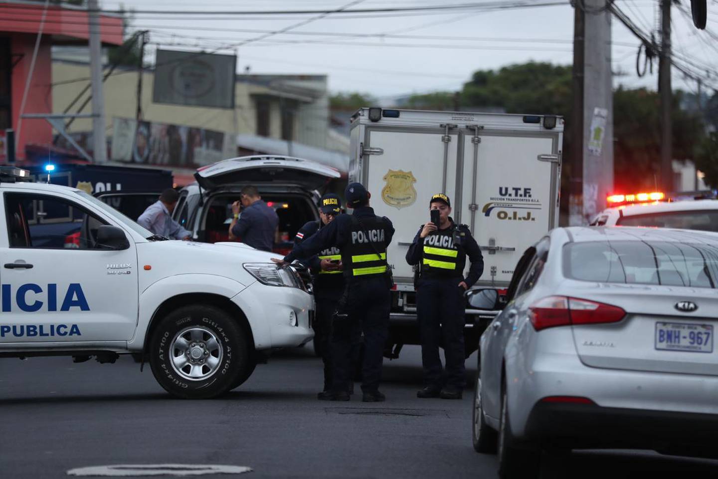 A las 5:30 p. m. los agentes del OIJ estaban a punto de levantar el cuerpo del chofer fallecido en La Florida de Tibás. Foto: José Cordero.