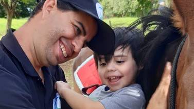 Niño con autismo inspiró a sus papás a crear asociación que brinda terapia con caballos 