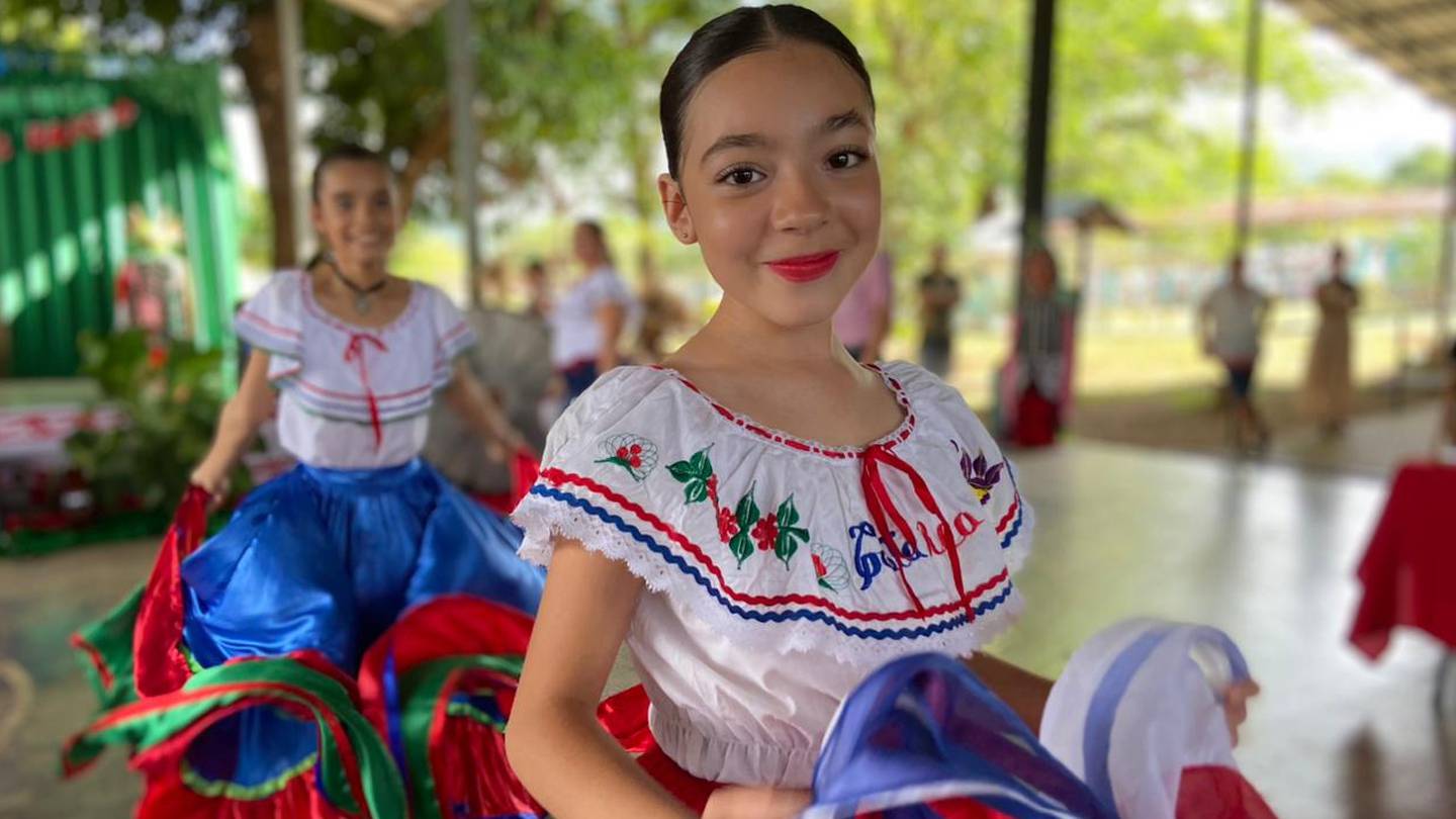 Guanacastequidad:18 años con los brazos abiertos al mundo, pero con los pies en nuestras raíces”. Este es el lema con el cual las Direcciones Regionales de Educación de Santa Cruz, Liberia, Cañas y Nicoya celebraron el Festival de la Guanacastequidad 2023