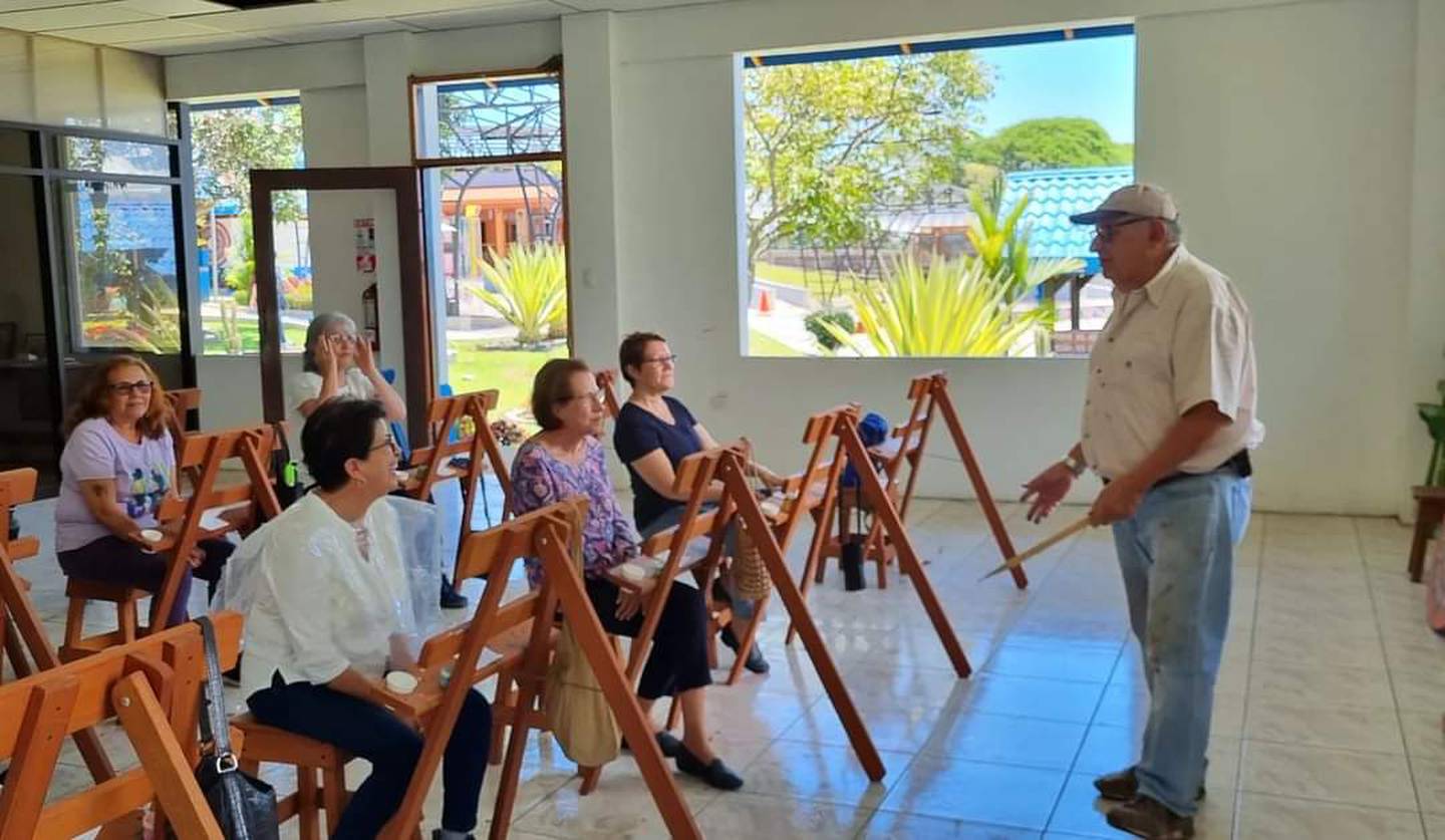 En la Escuela de Pintura Típica Sarchí, le enseñaran a pintar la tradicional rueda. (Cortesía)