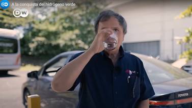 Franklin Chang se toma un vaso con agua salido de un carro que recién venía usando