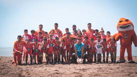Tienen que ver la felicidad de los niños porteños al mejenguear con jugadores de Puntarenas FC