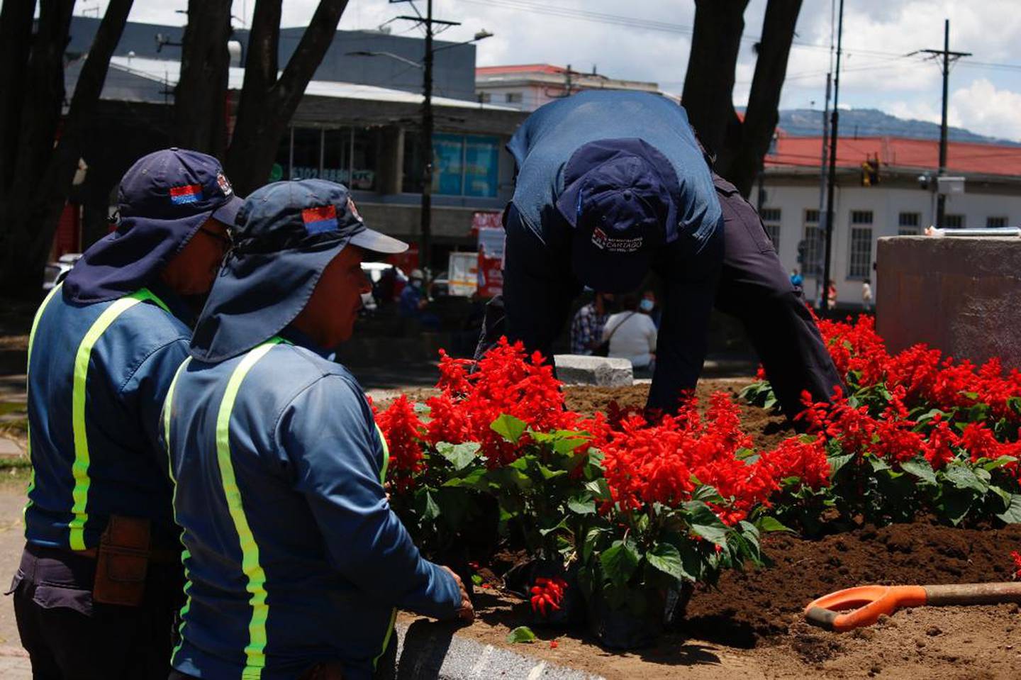 El monumento al Bicentenario de nuestra Independencia que se llama “Costa Rica Victoriosa” y que se puso en la Plaza Mayor de Cartago se quedó sin la fuente original que lo adornaba y en su lugar ahora tiene un jardín de flores