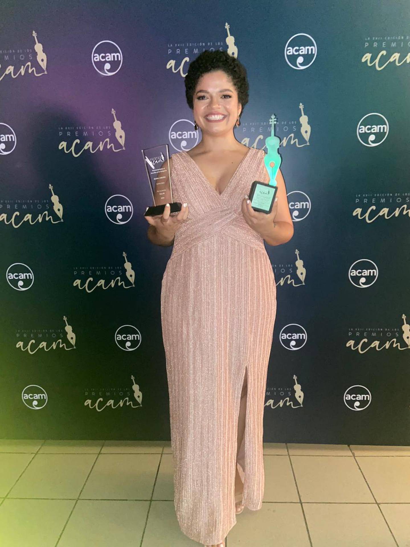 La cantautora nicaragüense Ceshia Ubau ganó el premio del “Mejor Sencillo Nueva Canción” por su canción “Para Mí”, además, recibieron premio los productores de su disco “Luz”, Rigoberto Alvarado y Brandon Cores, en la categoría “Productores del año” de los premios ACAM 2023