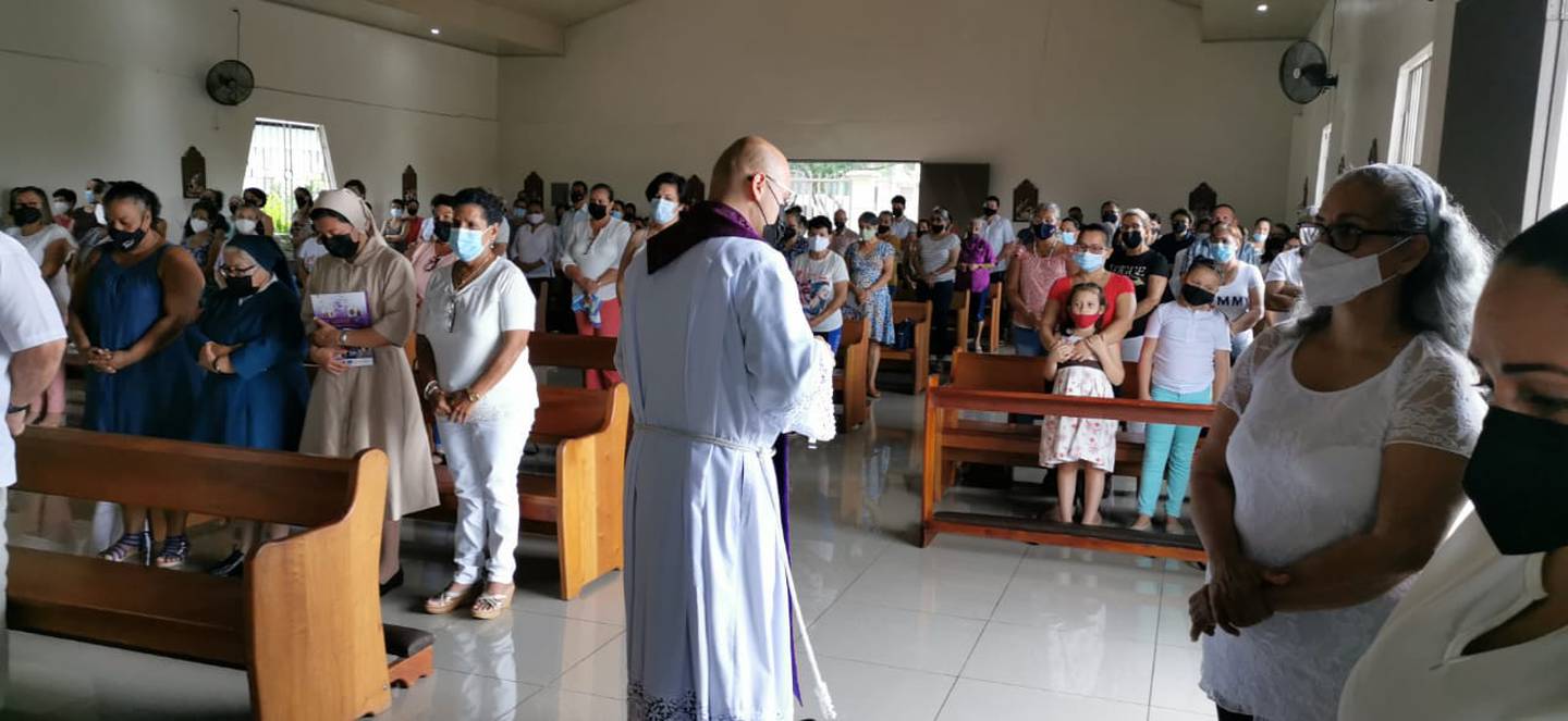 Acto de desagravio en la iglesia católica de La Emilia de Guápiles, donde un hombre fue asesinado el Viernes Santo. Foto Reyner Montero.