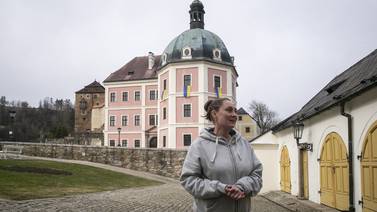 Ucranianos se refugian de la guerra en castillos, pero preferirían sus sencillas casas