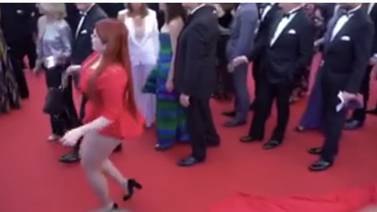 (Video) Modelo quedó en paños menores en media alfombra roja