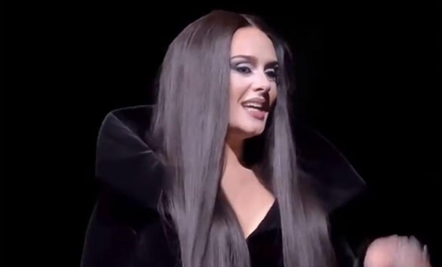 Adele como Morticia Addams en su concierto en Las Vegas.