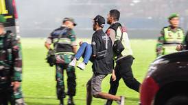 Al menos 32 niños entre los 125 fallecidos en la estampida del estadio de fútbol en Indonesia