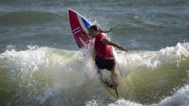 Surfista Brisa Hennessy haría desvelarse a Tiquicia si avanza a semis de las Olimpiadas