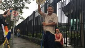 Ganadero caminó 172 kilómetros para reunirse con Luis Guillermo Solís