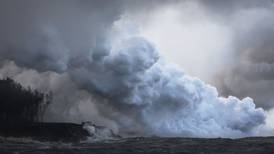 La lava del volcán Kilauea llega al océano y crea una nube tóxica