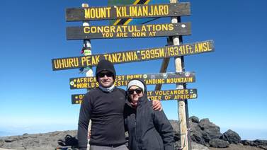 Supermamá tica de 69 años nos cuenta cómo subió Kilimanjaro, el pico más alto de África