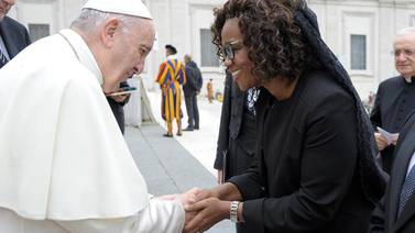Critican a Epsy Campbell y a diplomática por la ropa con la que fueron al Vaticano