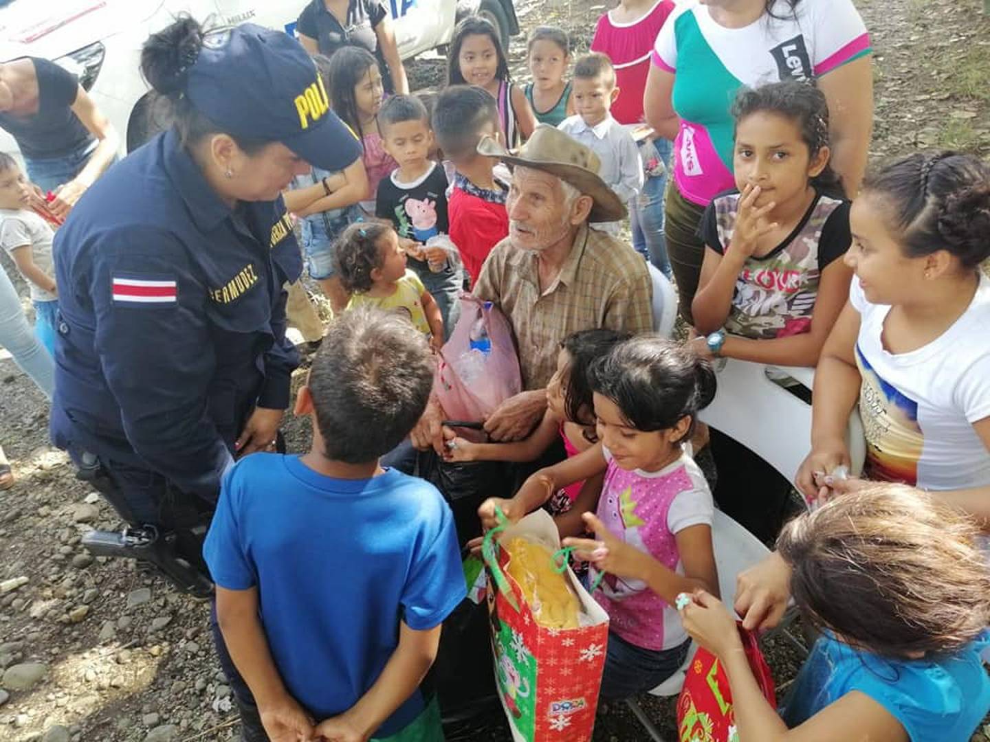 Oficiales de la Fuerza Pública de Upala organizan fiesta para ayudar a familia de escazos recursos en Upala. Foto MSP.