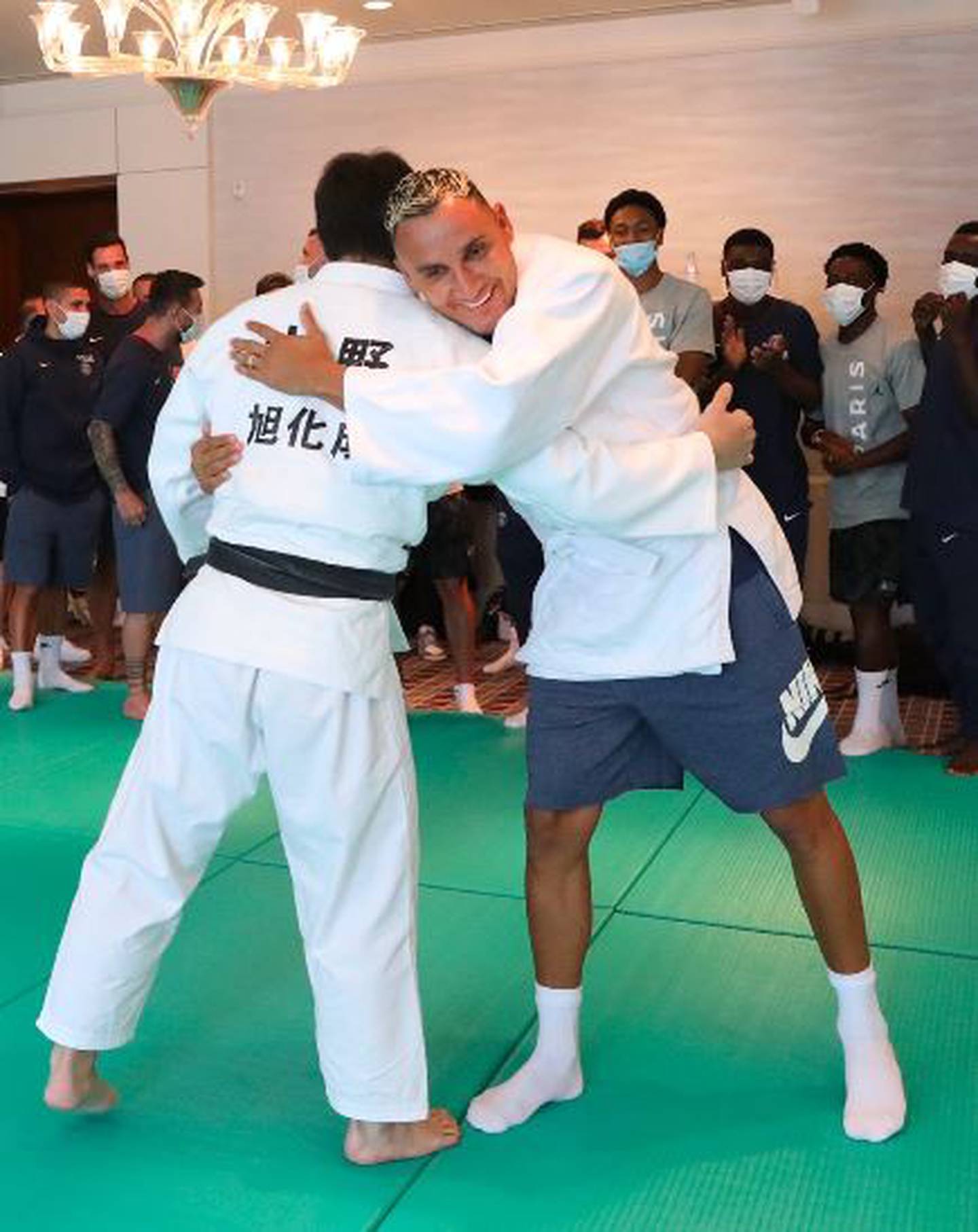 El portero del PSG, Keylor Navas "combatió" junto al judoca japonés Shohei Ono. Twitter PSG.
