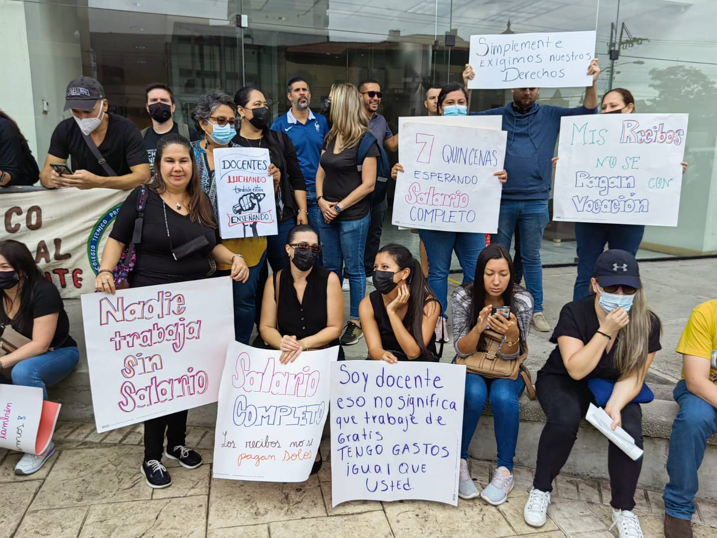 Varias decenas de educadores del país se tiraron a la calle este 17 de mayo para exigir el pago de sus salarios