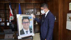 Vecina de Cartago le regaló un retrato bordado al ministro Daniel Salas (video)