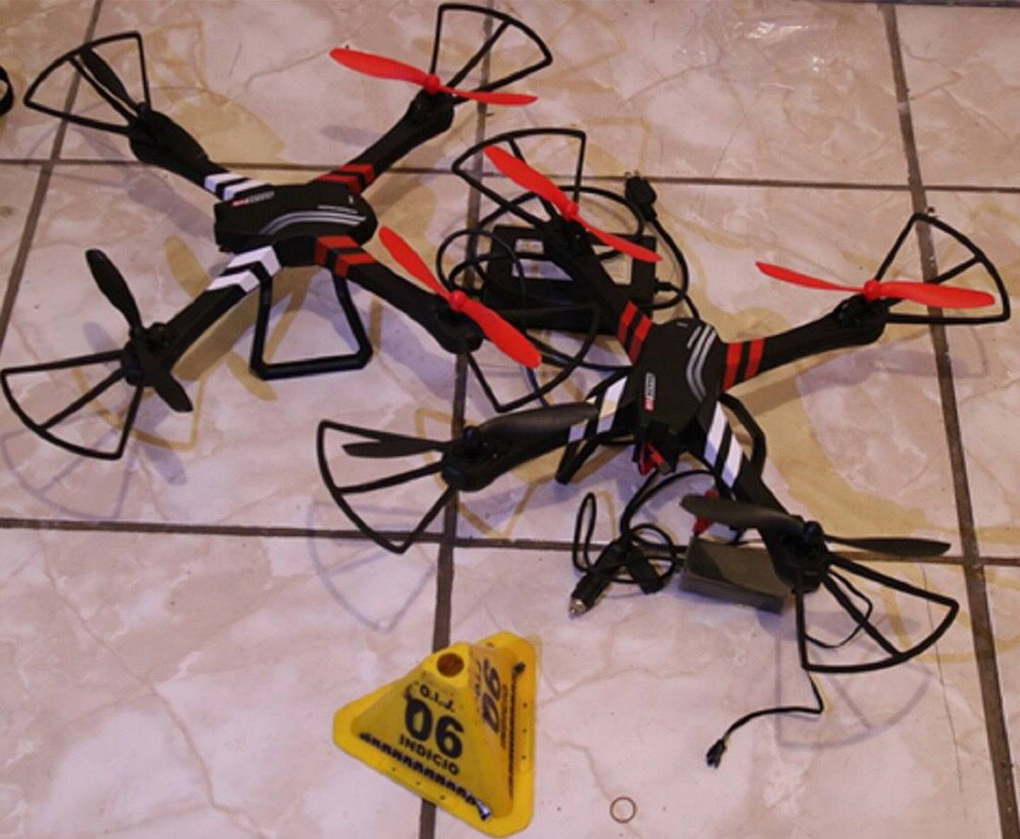 El sospechoso ocultaba varias armas en su casa y hasta un par de drones. Foto OIJ.
