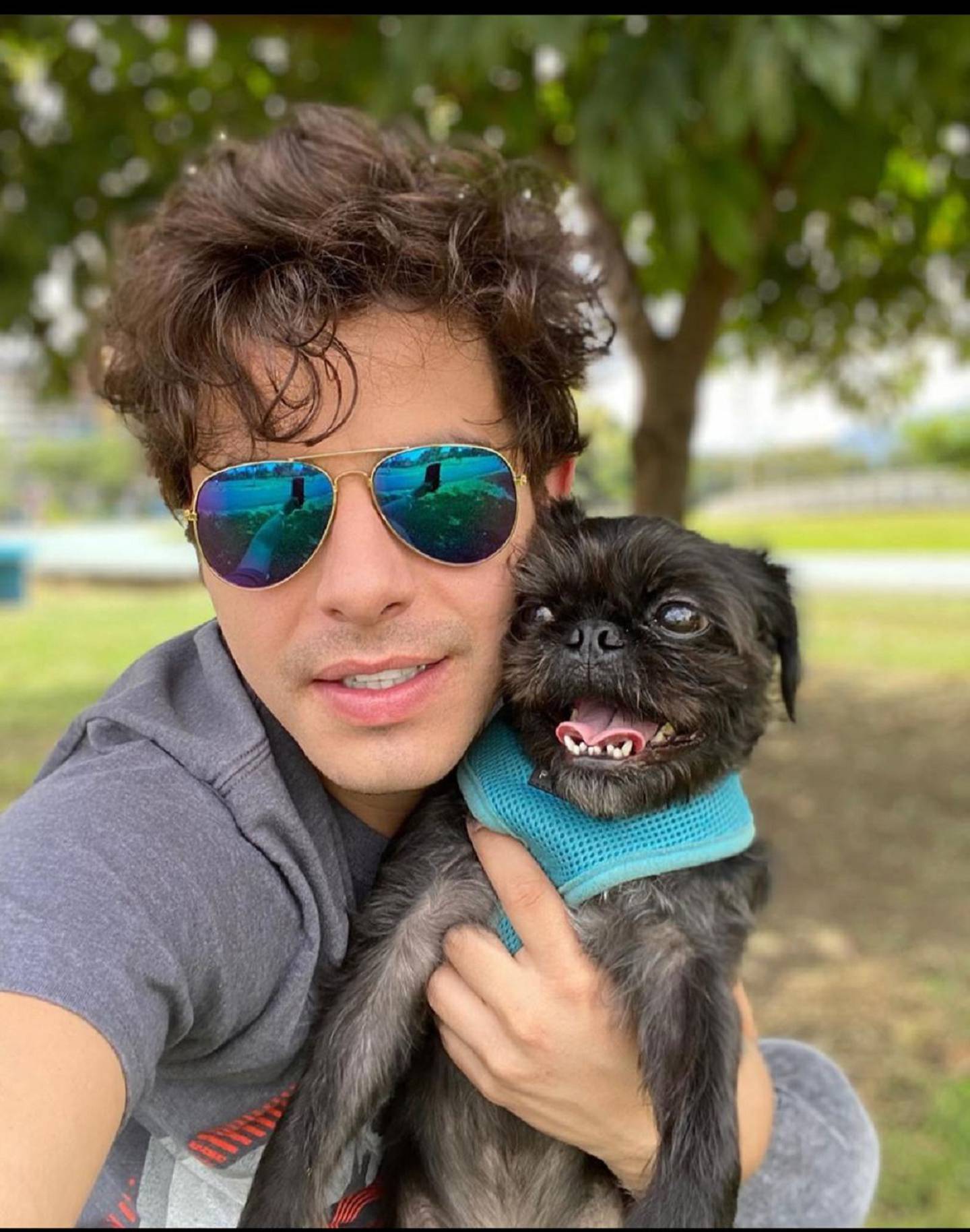 Pedro Capmany se toma un selfie con su perrito Oreo