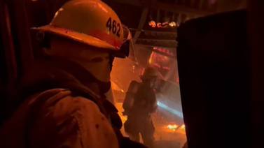 Bomberos realiza terrible hallazgo tras luchar contra incendio que consumió una casa 