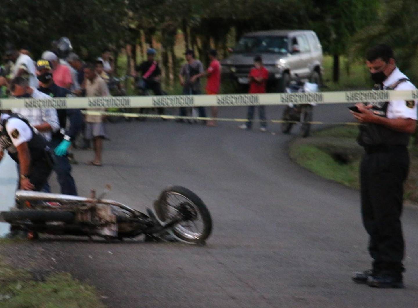 Muchacha de unos 17 años muere al chocar en moto contra alcantarilla. Foto Reyner Montero.