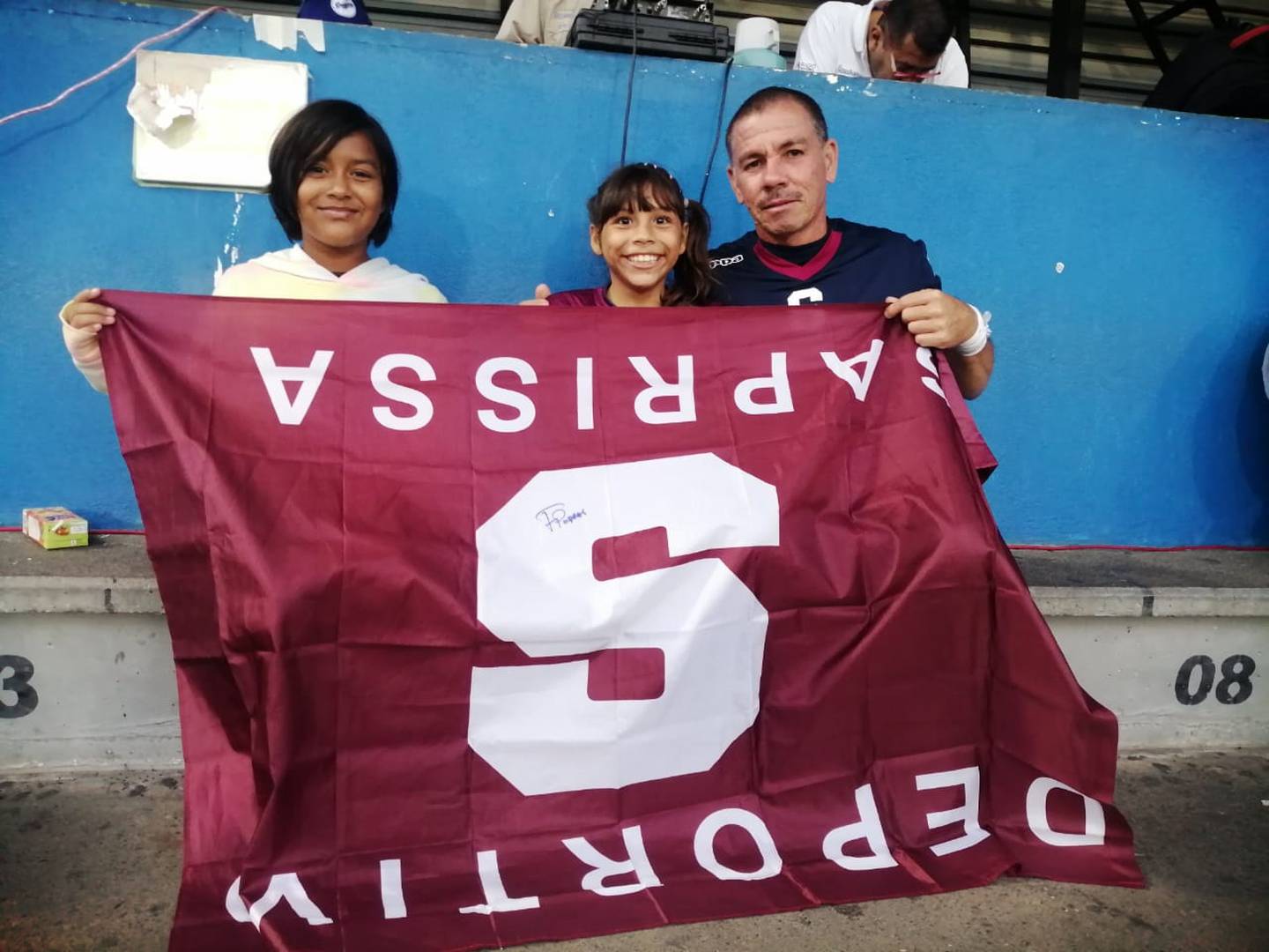 Alondra Quirós es una niña de 9 años que cumplió un sueño: ir al estadio y conocer a los jugadores del Saprissa. Cortesía.