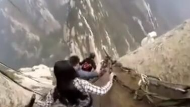 (Video) ¿Locos o valientes? Vea cómo estos turistas desafían las alturas