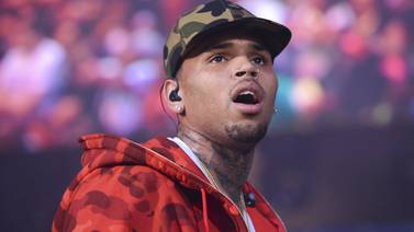 Chris Brown hizo un Bad Bunny: Lanzó el teléfono de una fan al público