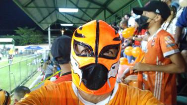 Conozca al Enmascarado que da vida a la Hincha Naranja de Puntarenas FC