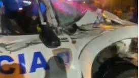 Policías resultan heridos en violento choque contra tráiler 