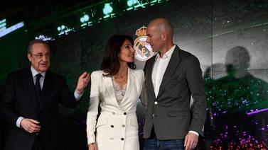 Zinedine Zidane llegó vestido al estilo Wálter Centeno a su presentación con el Real Madrid