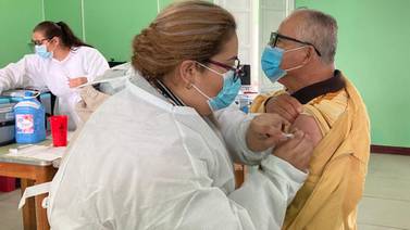Hay un “Trío Dinámico” que visita hogares de adultos mayores para vacunar contra el covid-19